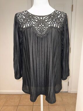 Rio & Rian Black Lace Pleated Women's Top size large  NWT